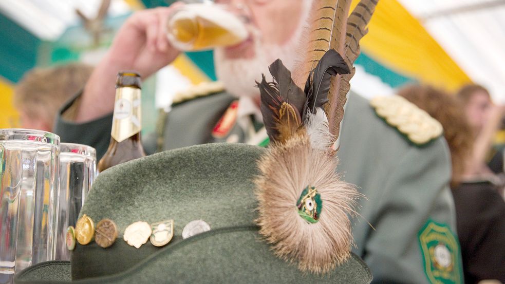 Schützenfeste sind oft das Highlight im jährlichen Dorffest-Kalender. Nach Corona starten die Schützen in diesem Jahr wieder voll durch und hoffen auf gute Einnahmen. Foto: Friso Gentsch/dpa