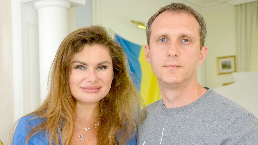 Yurii Bieliaiev steht zusammen mit seiner Frau Marianna Bieliaieva vor der ukrainischen Flagge. Nur knapp drei Wochen kann der 42-Jährige in Aurich sein. Foto: Franziska Otto