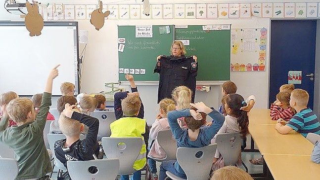 Eifrig beantworten Grundschüler Fragen. Foto: Claudia Wilting