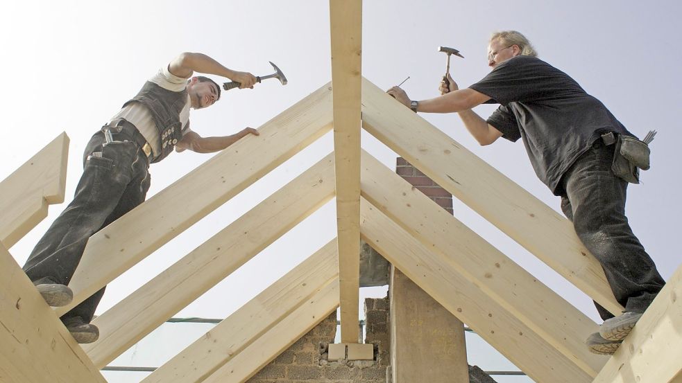 Viele Bauherren rutschen wegen der steigenden Inflation und Materialengpässen in die Krise. Foto: imago stock&people