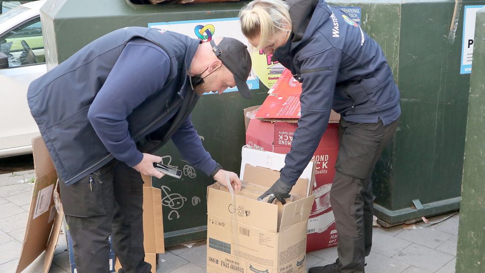 Jan Langhorst und Gina Sander untersuchen unerlaubte Müllablagerungen in Hamburg. Foto: Linda Krüger