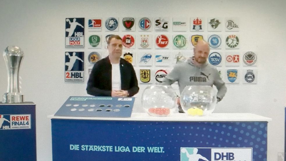 Daniel Haase (rechts) zog die Lose für die erste Runde des DHB-Pokals und Andreas Wäschenbach vom DHB schaut zu. Foto: Wolf-Rüdiger Saathoff