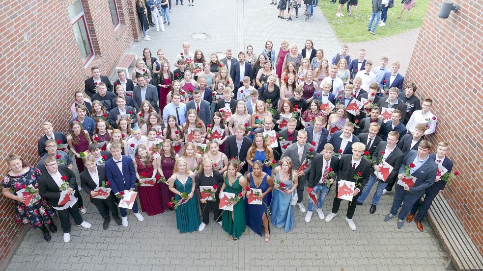 Die Abschlussschüler und -schülerinnen versammelten sich zu einem Gruppenfoto. Foto: privat