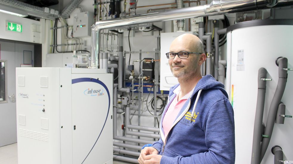 Marco Zobel ist Chemieingenieur am Institut für Vernetzte Energiesysteme des Deutschen Zentrums für Luft- und Raumfahrt. Er begleitet ein Forschungsprojekt der Storag Etzel. Fotos: Imke Oltmanns