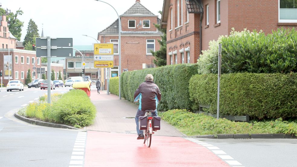 Nach der Einmündung der Straße Am Ellerfeld wurde bislang kein Schild 240 aufgestellt, das die Radfahrer zur Benutzung des Geh- und Radweges verpflichtet. Foto: Romuald Banik