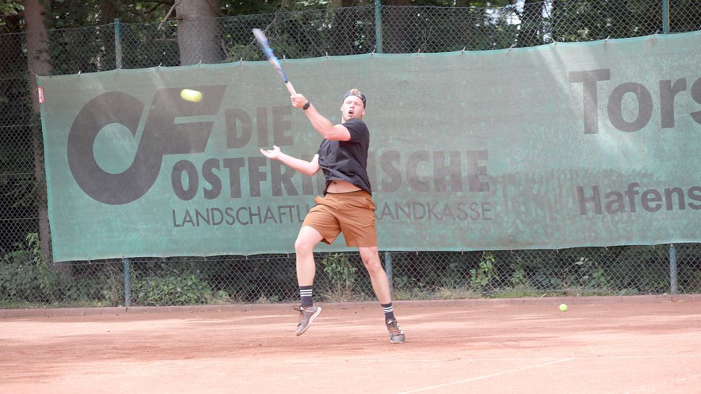 Jan-Erik Isermann traf gleich auf den Vorjahressieger.Fotos: Romuald Banik (2), Marco Lindenbeck