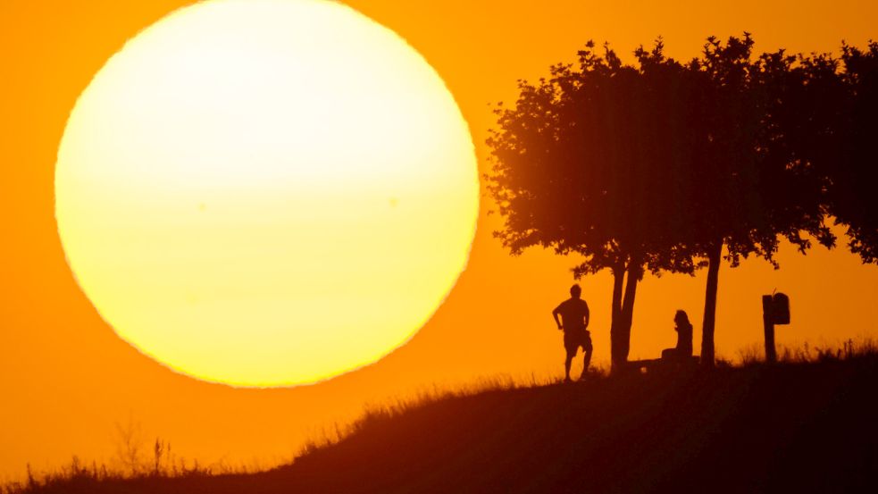 Sonnenuntergang Foto: dpa/Julian Stratenschulte