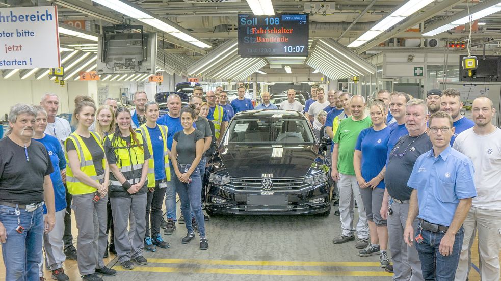 Ende einer Ära an Zählpunkt 8 in Halle 7: Dort verabschiedeten Mitarbeiter die letzte Passat Limousine aus Emden. Foto: VW Emden