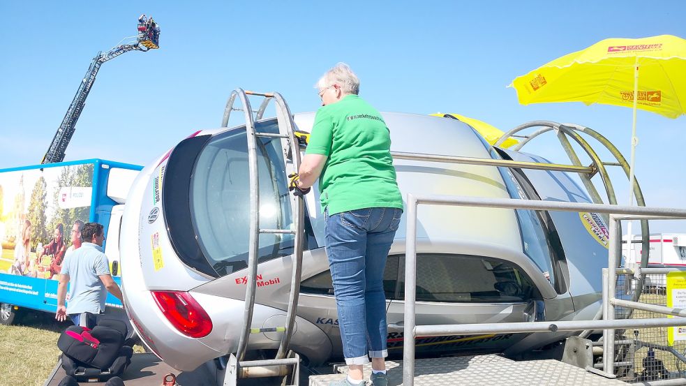 Im Überschlagssimulator der Verkehrswacht können Besucher nachempfinden, wie man sich bei einem Verkehrsunfall fühlt, und probieren, wie man das Auto verlässt. Fotos: Böhmer