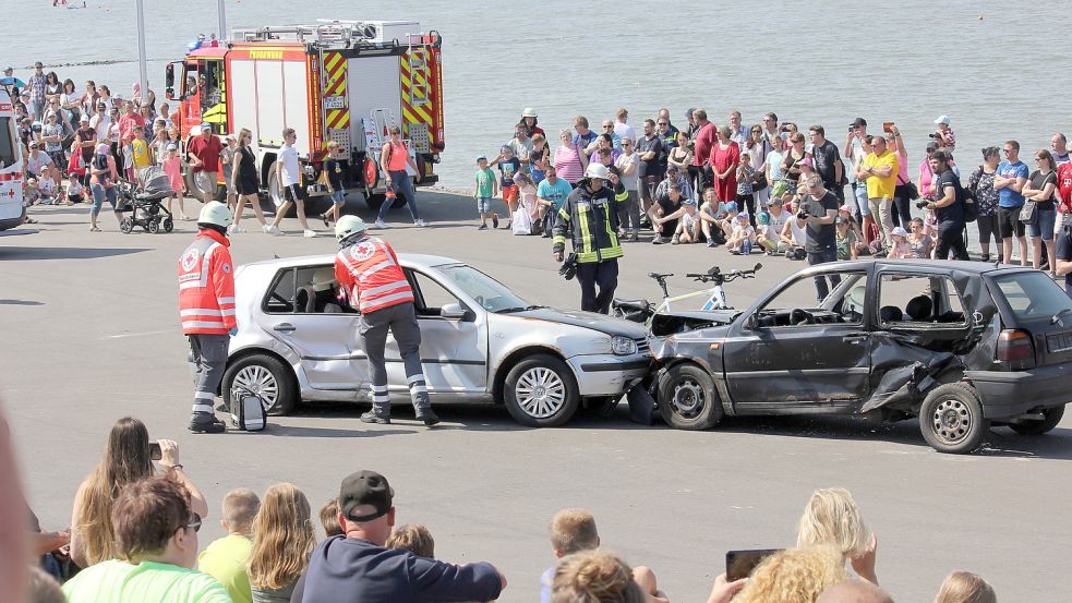 Etliche Rettungsübungen veranschaulichten, wie die Helfer vorgehen. Foto: Karin Böhmer