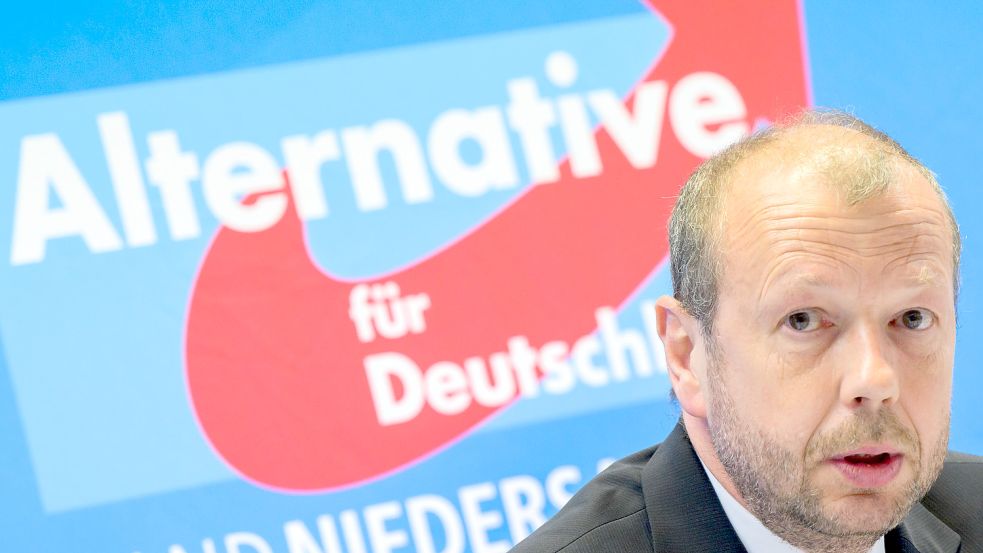 „Wir wollen satt zweistellig werden“: Stefan Marzischewski, AfD-Spitzenkandidat in Niedersachsen, gibt bei der Vorstellung des Wahlprogramms für die Landtagswahl in Niedersachsen am 9. Oktober ein ehrgeiziges Ziel aus. Foto: Julian Stratenschulte/dpa