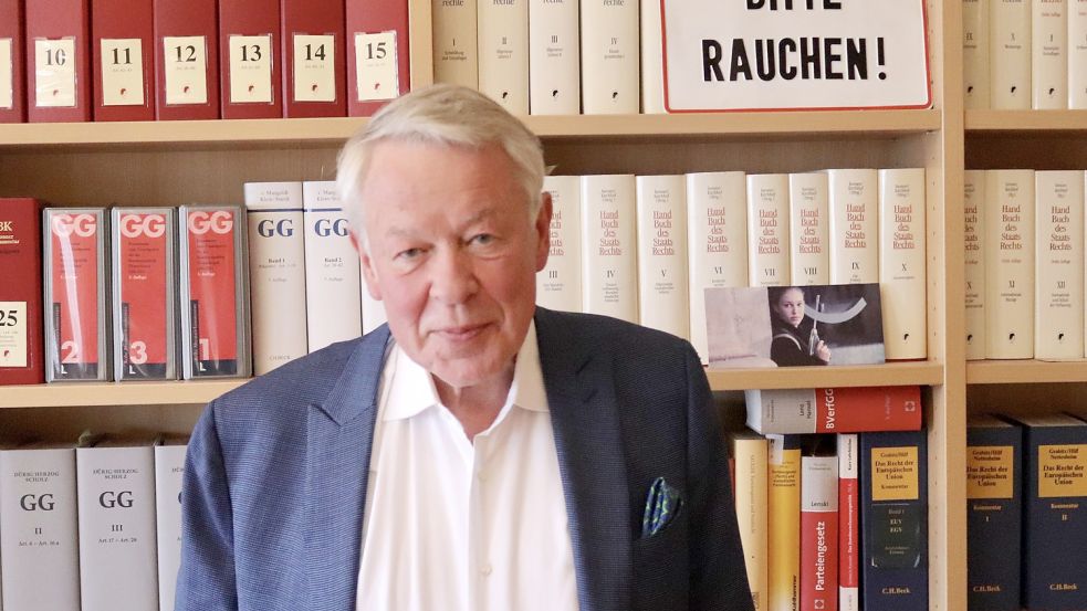 Gerhard Strate in der Bibliothek seiner Hamburger Kanzlei. Foto: Markus Lorenz