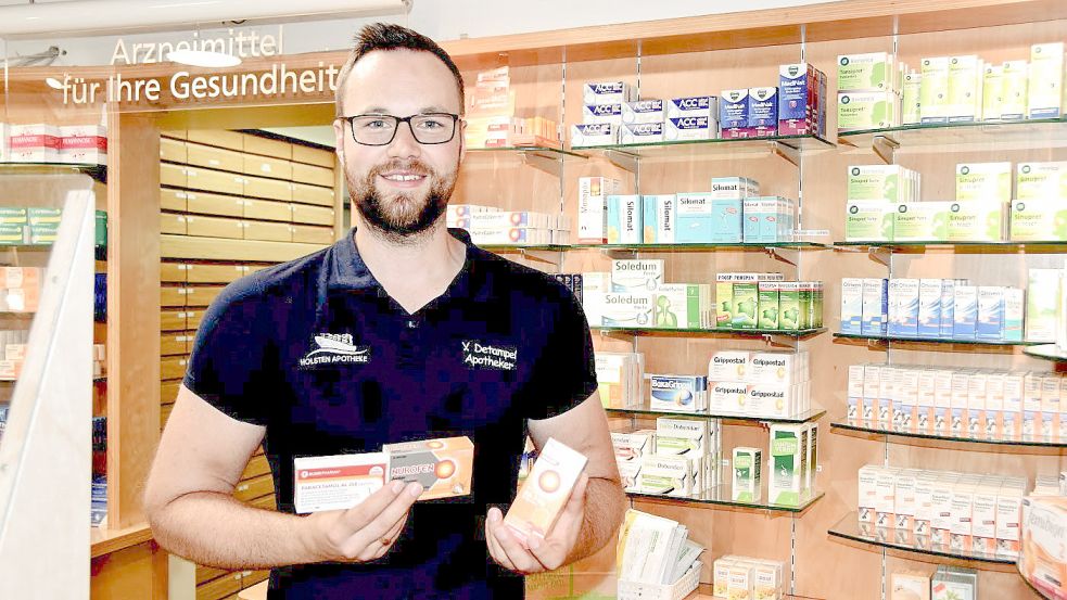 Yannick Detampel von der Holsten-Apotheke Schacht-Audorf sieht mehrere Gründe für die Medikamentenengpässe. Foto: Jan Melchior Bonacker