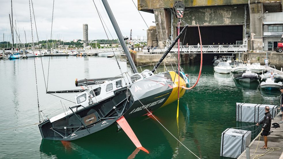 Keine Havarie, sondern ein Test auf Herz und Nieren: Boris Herrmanns neues Boot vor einem Bunker in Lorient „La Base“. Foto: Antoine Auriol / Team malizia