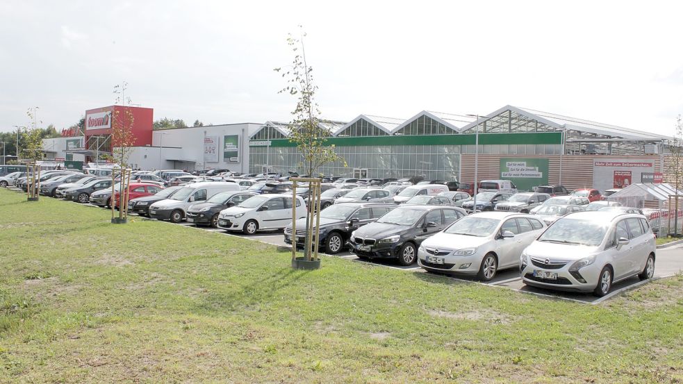 Rappelvoll war es am Montag auf dem Parkplatz des neuen Toom-Marktes in Nadörst. Foto: Karin Böhmer