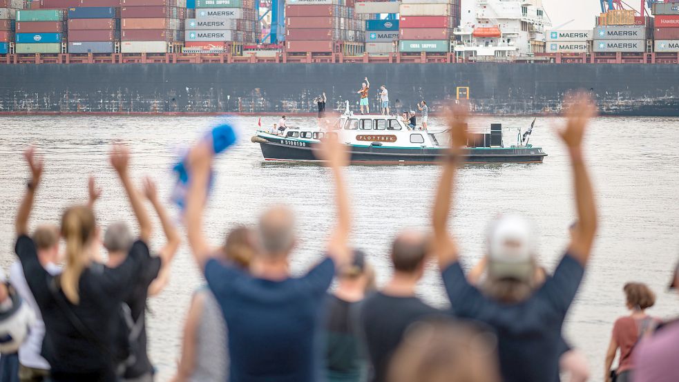 Hinten macht Fettes Brot Musik auf der Barkasse, vorn jubelt das Strandpublikum. Foto: Daniel Reinhardt