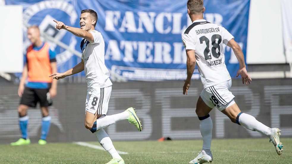 Hamburgs Laszlo Benes (links) jubelt mit Miro Muheim nach seinem Tor zum 0:2 im Spiel Arminia Bielefeld gegen den Hamburger SV. Sein Trikot brachte bei einer Versteigerung 3500 Euro ein. Foto: Swen Pförtner/DPA