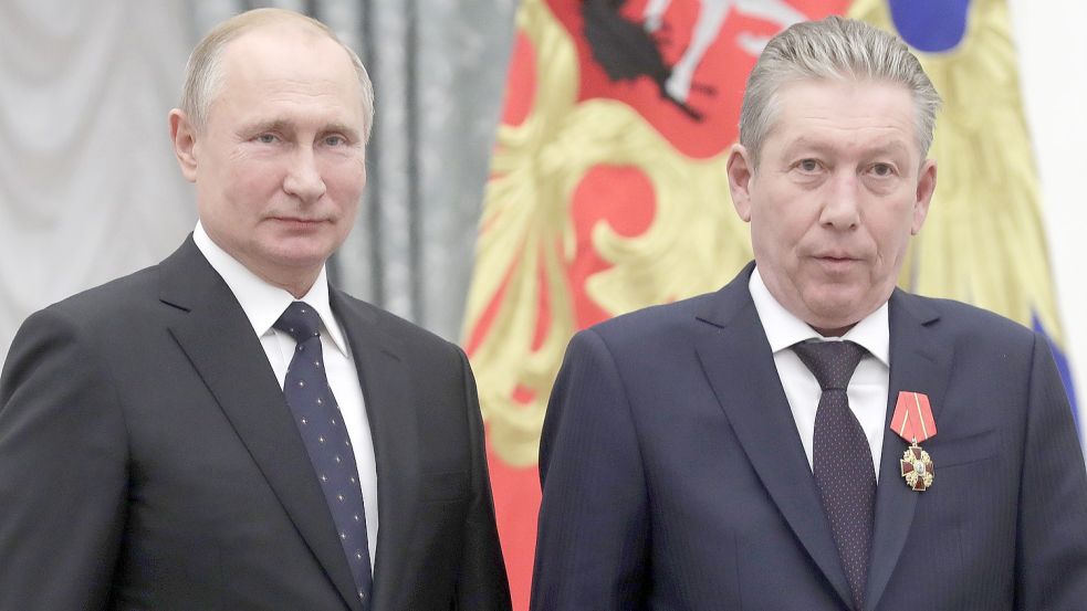 Russlands Präsident Wladmir Putin (links) verlieh dem nun verstorbenen Rawil Maganow (rechts) 2019 einen Orden. Foto: IMAGO images/ITAR-TASS