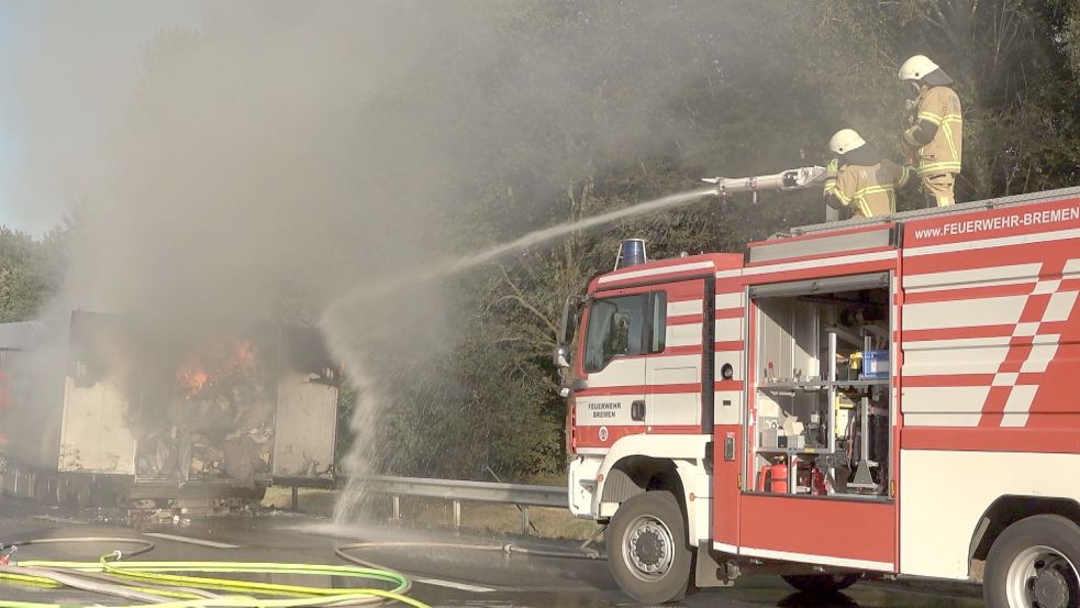 Der Auflieger hatte Müll geladen. Foto: Nonstopnews