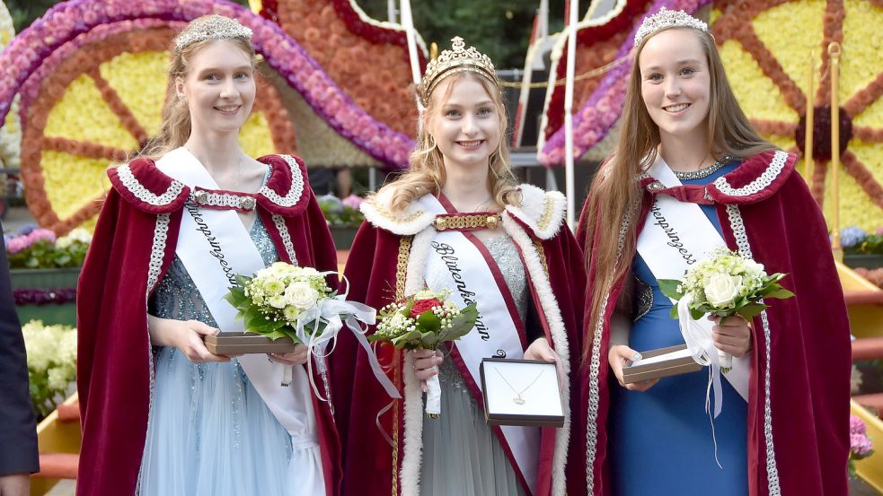 Wer wird Nachfolgerin von Blütenkönigin Anna-Lea Oltmanns alias Hydrangea I. (Mitte) und ihren Prinzessinnen Alena Meyer (rechts) sowie Sarah Emkes? Die Kandidatinnenkür war in diesem Jahr geprägt von vielen Wechseln. Foto: Thomas Dirks