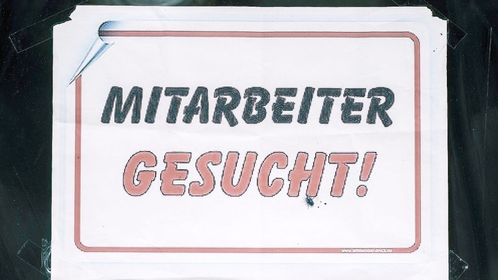 Dieses Schild ist in Deutschland allgegenwärtig: Überall fehlen Mitarbeiter. Foto: Imago Images/Michael Gstettenbauer