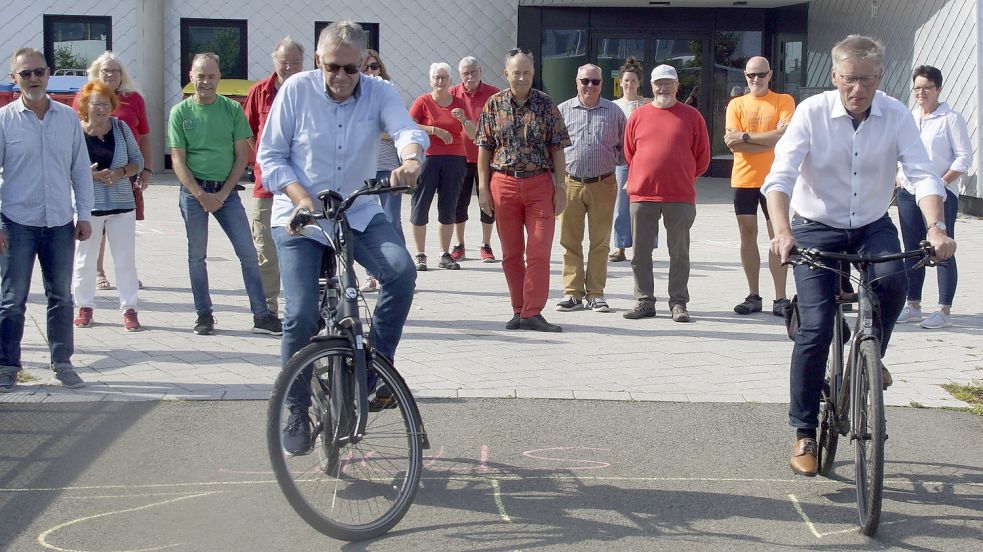 Wer ist langsamer: Landrat Olaf Meinen und der Auricher Bürgermeister Horst Feddermann im Duell. Fotos: Holger Janssen