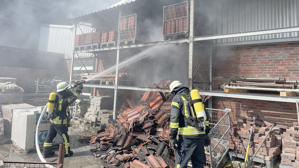 Durch das Feuer entstand an dem Gebäude ein deutlicher Schaden. Foto: Feuerwehr Norden