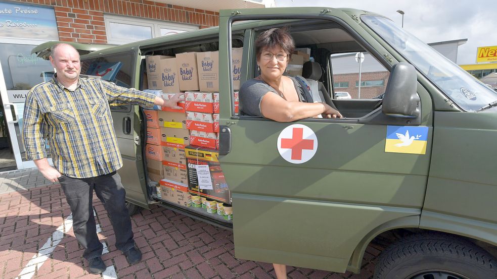 Reisebüroinhaber Rolf Hauke und seine Mitarbeiterin Manuela Rossa hatten einen Ex-Bundeswehrbully mit Hilfsgütern vollgestopft. Das Bild zeigt sie vor der Abfahrt in die Ukraine. Foto: Ortgies