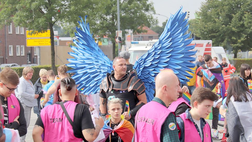 Zum siebten Mal fand am Sonnabend der Christopher Street Day in Aurich statt. Einige Hundert Teilnehmer zogen mit der Demonstration vom Karl-Heinrich-Ulrichs-Platz zum Rathaus, wo die Kundgebung stattfand. Foto: Heino Hermanns