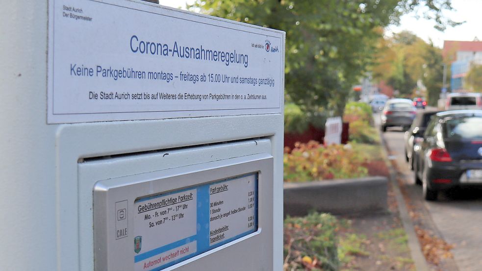 Wenn der Auricher Stadtrat nichts anderes beschließt, müssen die Aufkleber bald von den Parkautomaten entfernt werden. Foto: Heino Hermanns