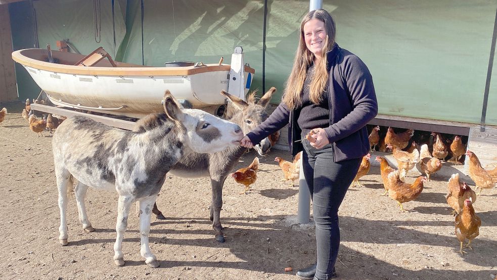 Lisa-Marie Leerhoff mit einigen Hühnern und Eseln. An der Arbeit mit den Tieren möchte sie auch Menschen mit Beeinträchtigungen teilhaben lassen. Foto: Holger Janssen