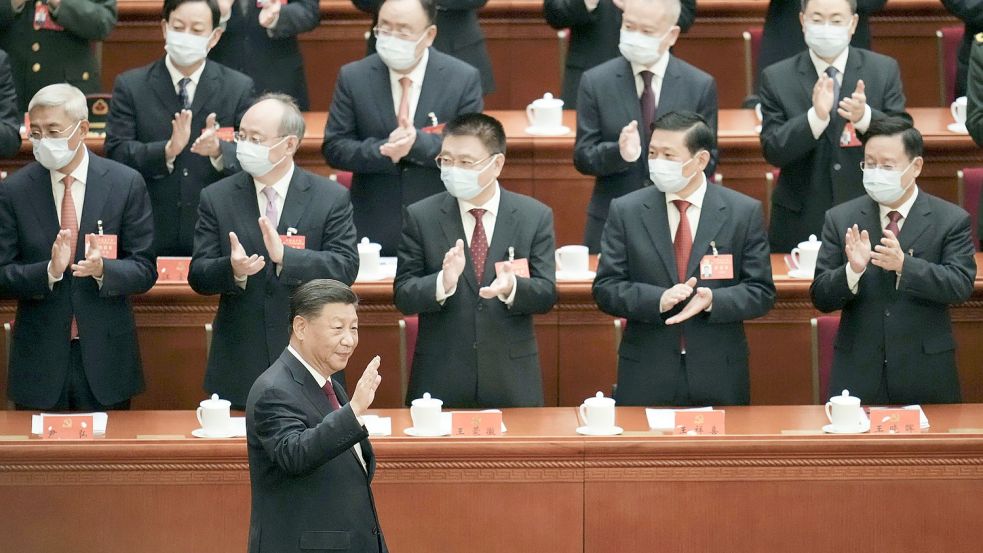 Applaus für den Steuermann: Die Delegierten Kommunistischen Partei China huldigen Partei- und Staatschef Xi Jinping. Foto: picture alliance/dpa/Kyodo