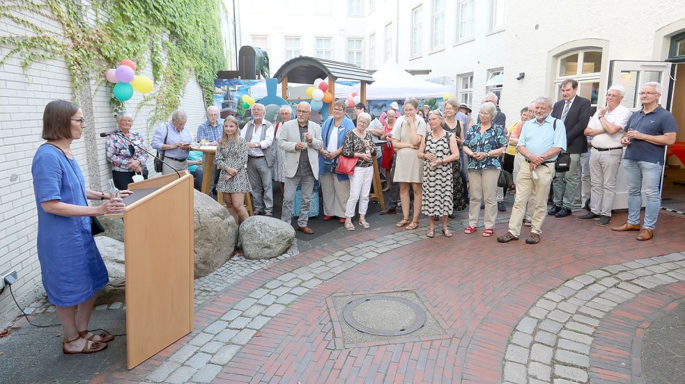 Im Innenhof des Historischen Museums verabschiedete sich dessen bisherige Leiterin Brigitte Junge am Donnerstagabend in den Ruhestand. Foto: Romuald Banik