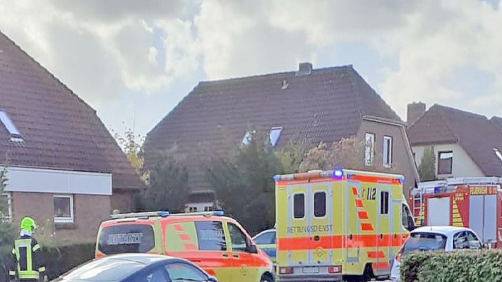 Fahrzeuge der Polizei, des Rettungsdienstes und der Feuerwehr parkten vor dem Haus, in dem die Tote gefunden wurde. Foto: privat