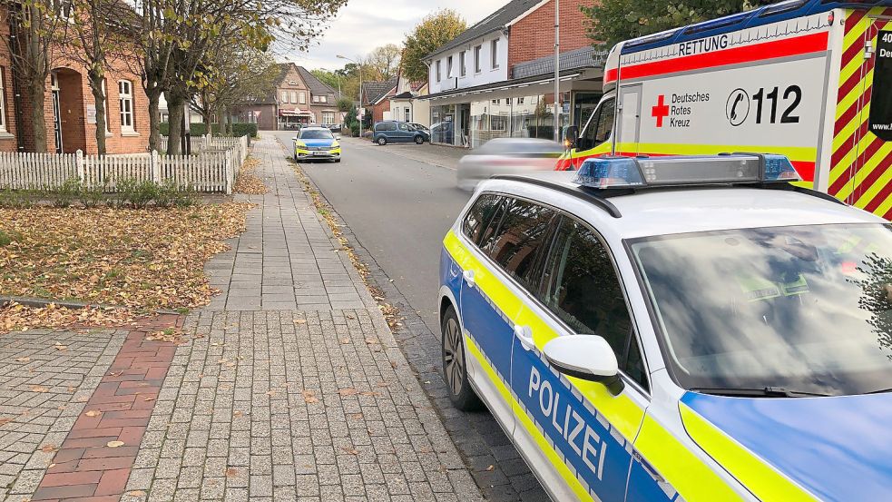 Am Sonntagvormittag standen bei der Polizeistation in Ihrhove zwei Polizeifahrzeuge und ein Krankenwagen. Die Beamten und die Mitarbeiter des Rettungsdienstes kümmerten sich um die verletzte Frau. Foto: Ammermann