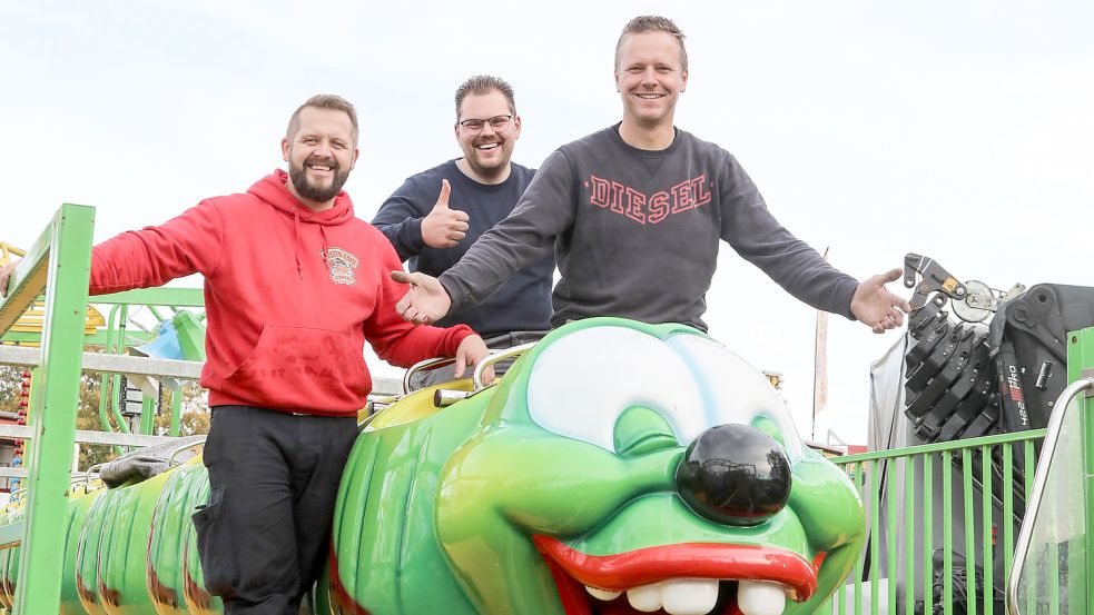 Nicky Weber (von links), Dennis Eden und Timo von Halle im Family Coaster, eines von elf Fahrgeschäften auf dem Auricher Herbstmarkt ist. Foto: Romuald Banik