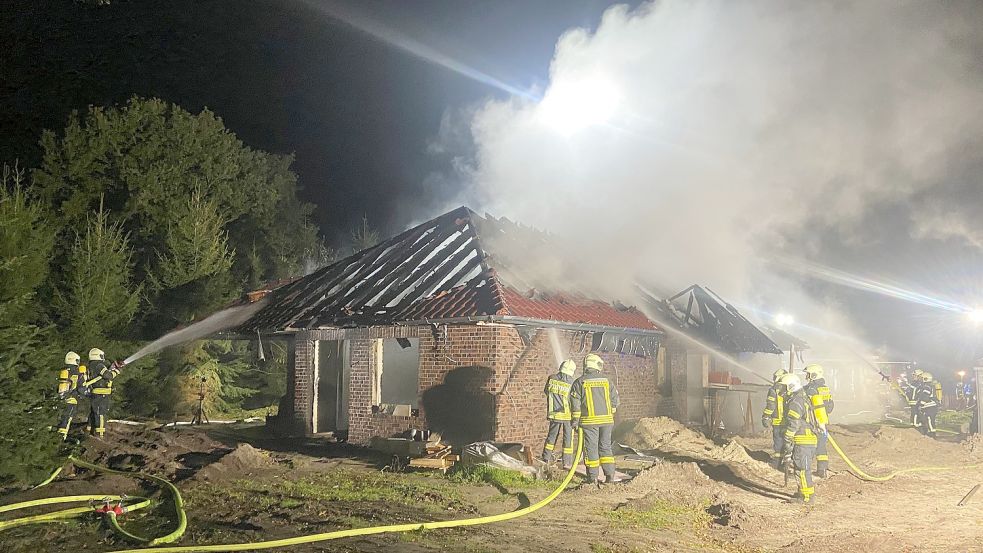 In Ardorf ist ein Rohbau komplett niedergebrannt. Foto: Feuerwehr