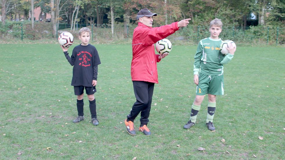 Trainer Nikolae Hubencu zeigt an, wohin der Ball bei den Übungen gespielt werden soll. Hubencu hat in Moldau eine Fußballakademie betrieben und bringt sein Wissen beim TuS ein.