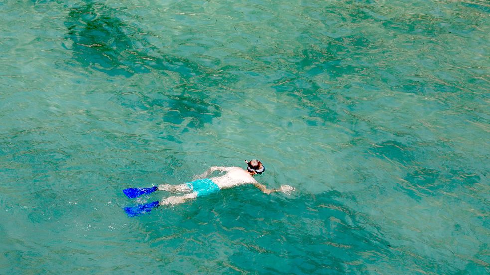 Ein Schnorchler vor Mallorca. Wegen dem warmen Wetter ist der Strand dort weiter gut besucht. Foto: dpa/Clara Margais