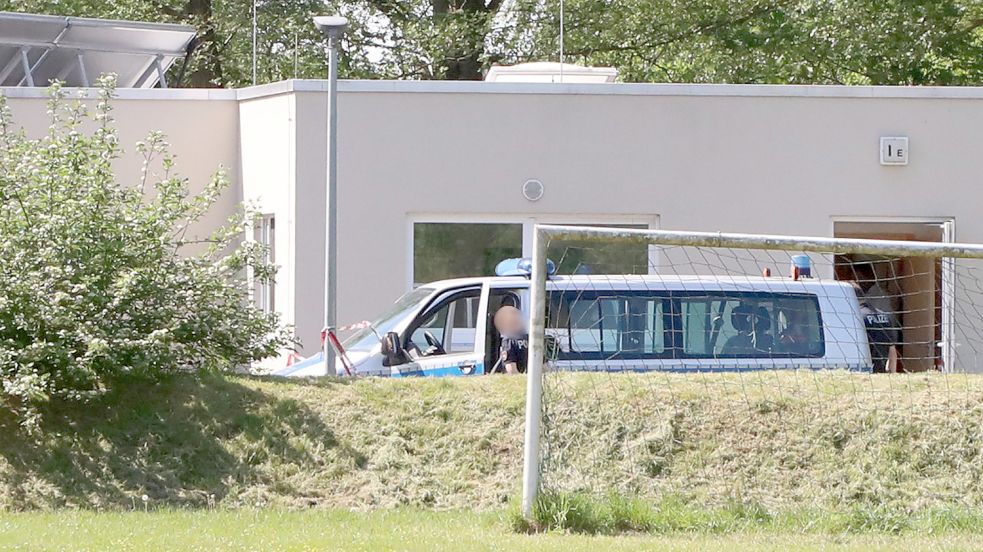 Ermittler der Polizei untersuchten den Tatort in der Asylbewerberunterkunft in Aurich-Extum am 18. Mai. Foto: Romuald Banik