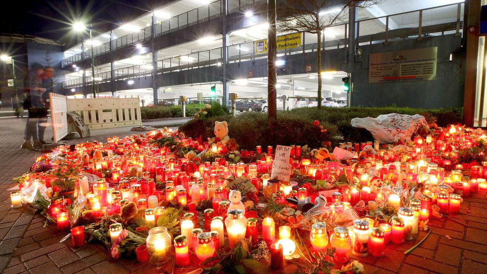 Menschen gedachten im März 2012 vor dem City-Parkhaus am Wasserturm in Emden des ermordeten elfjährigen Mädchens Lena. Archivfoto: Doden