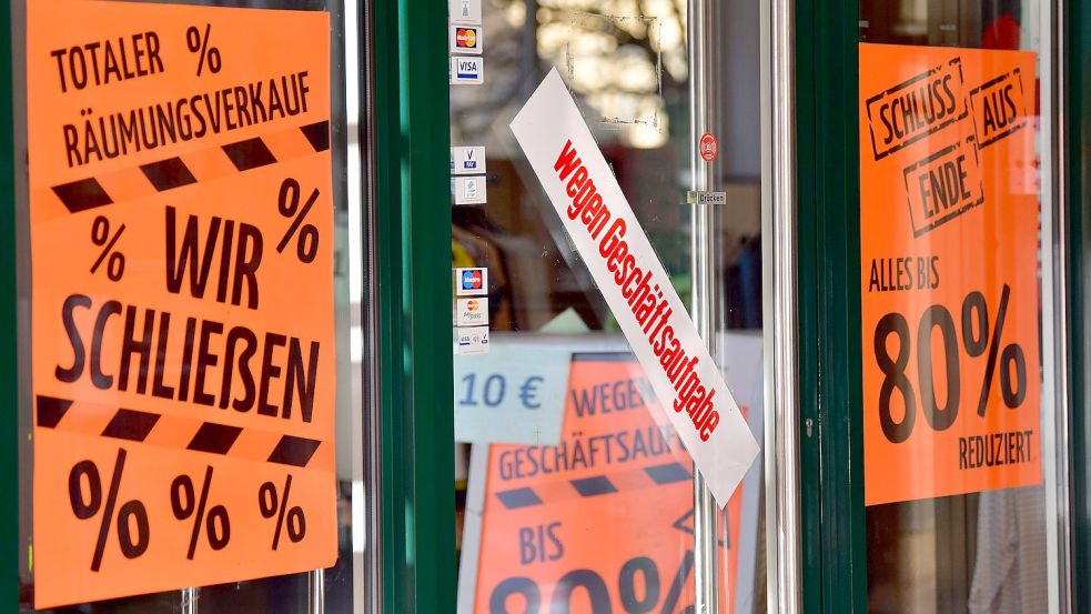 "Wegen Geschäftsaufgabe" steht auf dem Aufkleber an der Tür eines Geschäfts in der Innenstadt. Foto: DPA