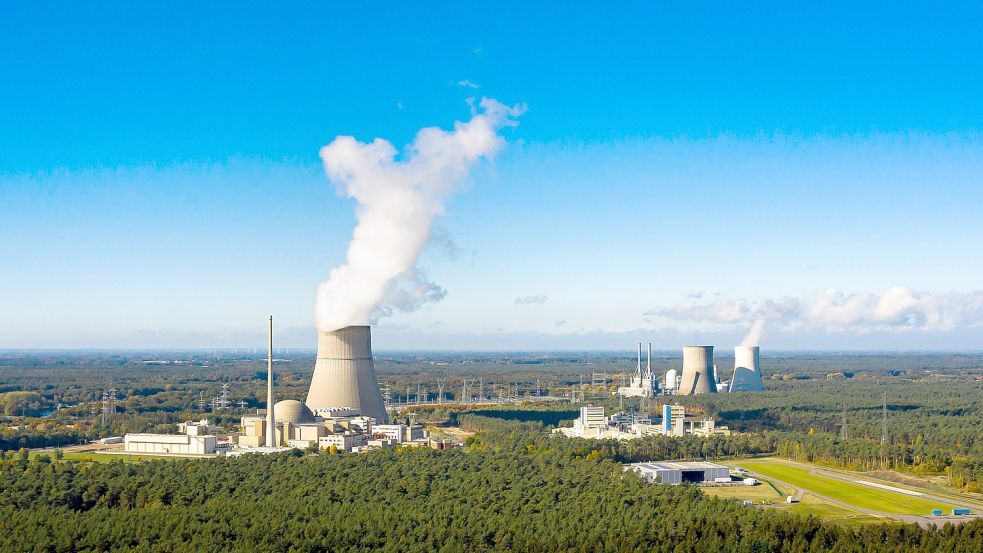 Die verbliebenen drei deutschen Kernkraftwerke sollen länger laufen, darunter das Werk im Emsland. Foto: dpa/Sina Schuldt