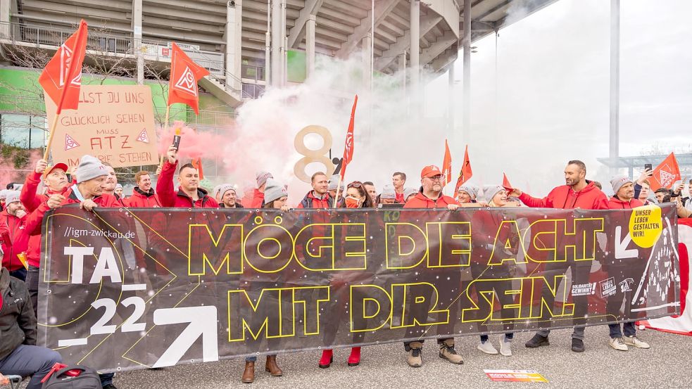 Vor der Fußball-Arena in Wolfsburg demonstrierten am Mittwoch rund 4000 VW-Werker für mehr Lohn.Foto: IG Metall