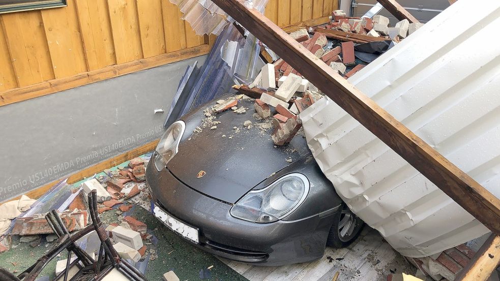 Ein Porsche, der früher Jan Fedder gehört haben soll, wurde am Sturmwochenende im Februar im ostfriesischen Eversmeer unter einem Hausgiebel begraben.Foto: Stephanie Fäustel