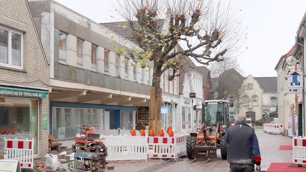 Vor dem neuen Domizil der Kunstschule wird noch die Fußgängerzone gepflastert. Innen laufen die Ausbauarbeiten. Foto: Heino Hermanns