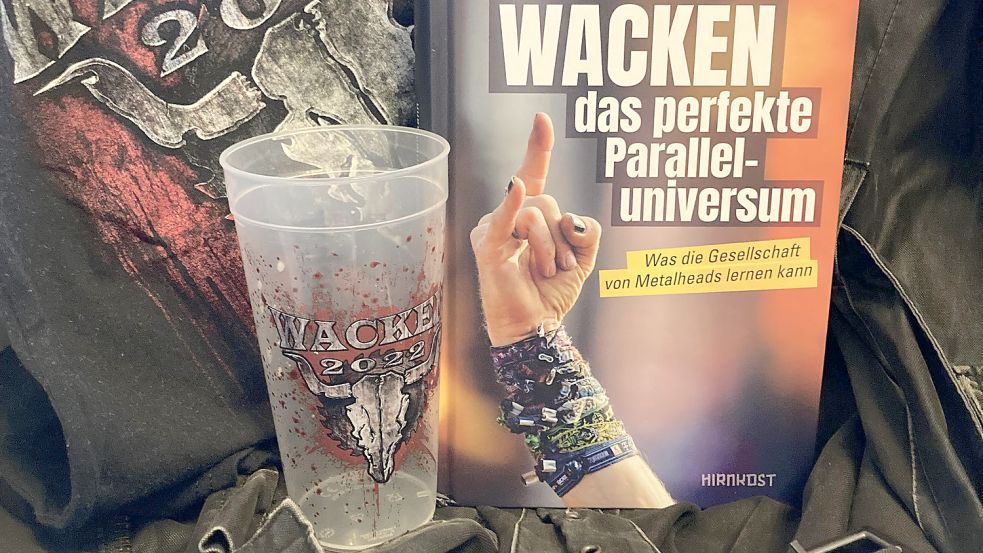 So sieht es aus, das neue Wacken-Buch: 450 Seiten, auf denen es vor allem um die besondere Spezies „Metalhead“ geht. Foto: Anna Krohn