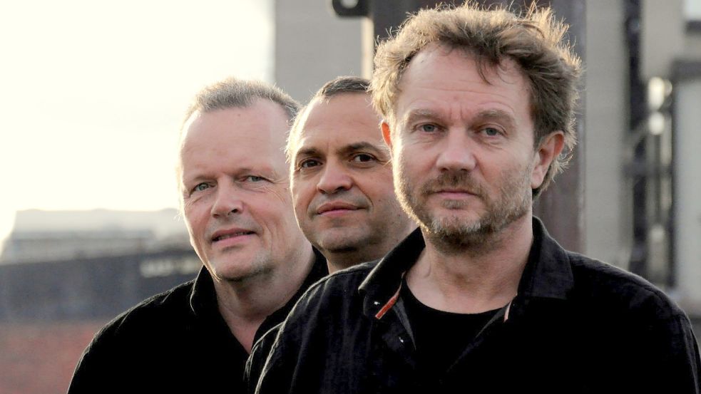 Das Otto-Groote-Ensemble: Otto Groote (von rechts, Gesang und Gitarre), Ralf Strotmann (Bass, Gesang, Schlagzeug) und Matthias Malcher (Gitarre, Gesang, Produktion). Das Ensemble tritt gemeinsam mit Bert Hadders im Gulfhof Ihnen in Engerhafe auf. Foto: Otto-Groote-Ensemble