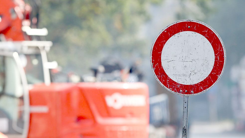 Nachdem der Versuch einer halbseitigen Sperrung gescheitert ist, wird die B 70 zwischen Völlenerfehn und Steenfelde für die erforderlichen Arbeiten abgeriegelt. Foto: DPA