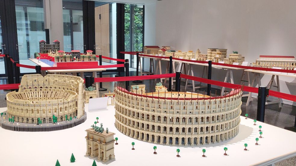 Die Lego-Ausstellung im Bucerius Kunst Forum bietet unter anderem einen Vorher-Nachher-Vergleich des römischen Kolosseums. Foto: Patrick Kern